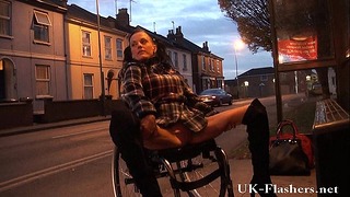 Лія Капріс блимає піхвою на публіці з її інвалідного візка з інвалідами Енглі