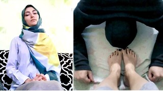 ноги восхищаться Femdom Ноги поклоняются вниз лижет ноги исламский стиль