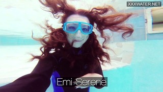 Szexi víz alatti medence maszturbáció Emi Serene