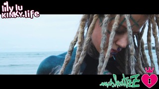 Сексуальное соблазнение в бикини - Альтернативная девушка с татуировкой и дредами в лифчике на пляже - Sfw Outdoor