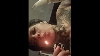 Garotas tatuadas que fumam molhado