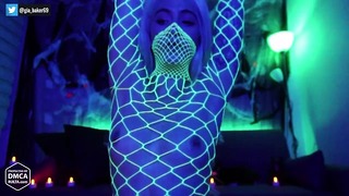 Gia Baker dansar i neon