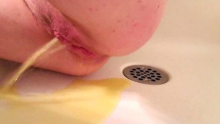 Shower Piss and Tampon insertion