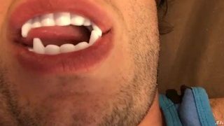 Adoração sexy de dentes e língua de vampiro