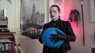 Vampierbabe die ballonnen laat knallen