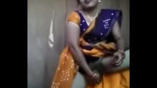 Bhabhi steckt Gurke in die Muschi